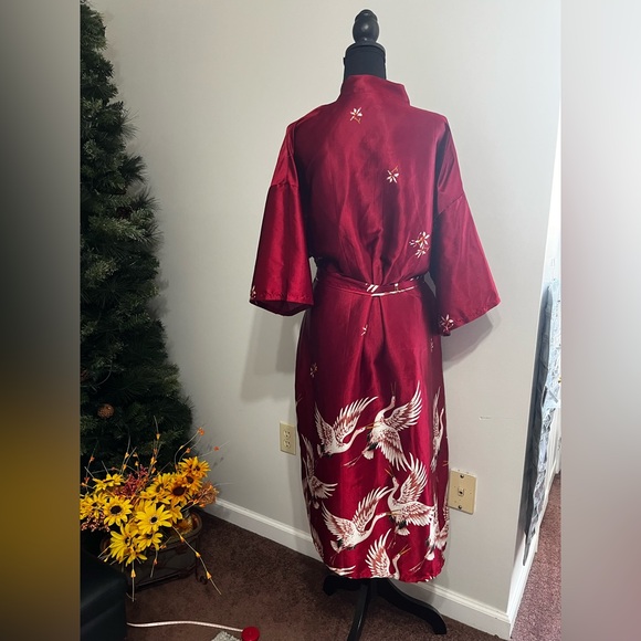 Elegant Red Kimono with Crane Design - Picture 3 of 11